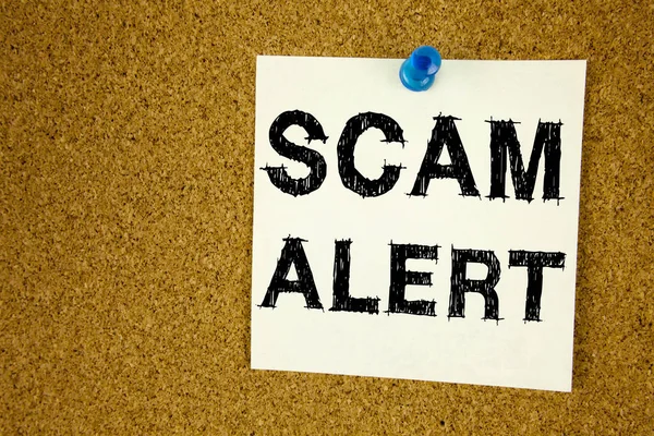 Concettuale mano scrittura testo didascalia ispirazione mostrando Scam Alert. Business concept per truffa Alert scritto su nota adesiva, promemoria sughero sfondo con spazio di copia — Foto Stock