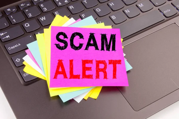 Scam Alert schrijven tekst gemaakt in de close-up office op laptop computertoetsenbord. Bedrijfsconcept voor Scam Alert op de zwarte achtergrond met kopie ruimte — Stockfoto