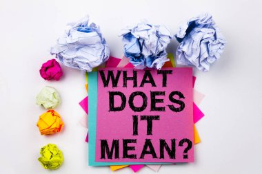 Soru ne yapışkan not office vida kağıt topları ile yazılı anlama gösterilen metin yazma. İş kavramı soran ve beyaz izole arka planda bilinmeyen için.