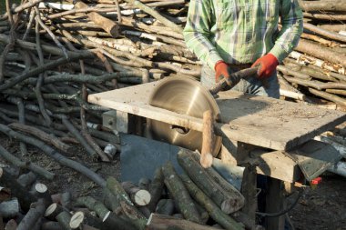Oluşturucu kullanarak gördüm köyde odun kesmek için