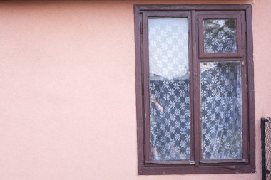 Polonya pencereli evin parlak renkli cephe