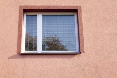 Polonya pencereli evin parlak renkli cephe