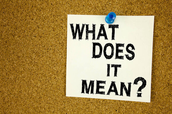 Концептуальное рукописное написание текста вдохновение, показывающее вопрос Что это значит. Бизнес-концепция для вопросов и неизвестных, написанная на тупой ноте, напоминание о пробковом фоне с копировальным пространством

