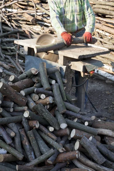 Construtor usando serra para cortar madeira na aldeia — Fotografia de Stock
