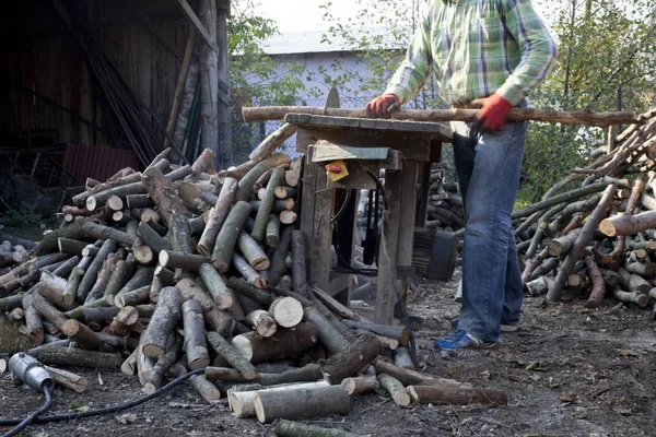 Δόμηση χρησιμοποιώντας είδε να κόψει το ξύλο στο χωριό — Φωτογραφία Αρχείου