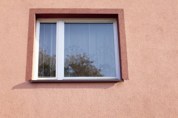 明亮的颜色的房子的门面与窗口在波兰 — 图库照片