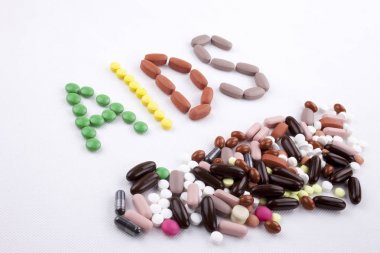 Hap ilaç kapsül word AIDS izole beyaz arka plan kopya alanı ile yazılan metin resim yazısı ilham tıbbi bakım kavramı yazma el