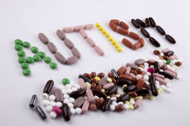 Hap ilaç kapsül word otizm izole beyaz arka plan kopya alanı ile yazılan metin resim yazısı ilham tıbbi bakım kavramı yazma el