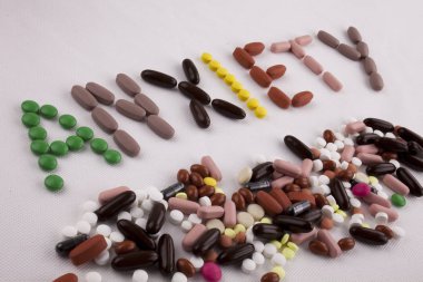 Metin resim yazısı ilham tıbbi bakım kavramı kopya alanı beyaz izole zemin üzerine hap ilaç kapsül word anksiyete ile yazılı yazma el