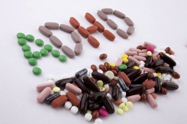 Hap ilaç kapsül word DEHB dikkat eksikliği hiperaktivite bozukluğu izole üzerinde beyaz arka plan kopya alanı ile yazılan metin resim yazısı ilham tıbbi bakım kavramı yazma el