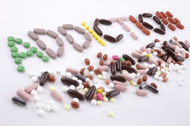 Hap ilaç kapsül word uyuşturucu bağımlılığı beyaz izole arka planda kopya alanı ile yazılan metin resim yazısı ilham tıbbi bakım kavramı yazma el