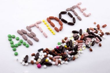 Hap ilaç kapsül word panzehir izole beyaz arka plan kopya alanı ile yazılan metin resim yazısı ilham tıbbi bakım kavramı yazma el