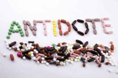 Hap ilaç kapsül word panzehir izole beyaz arka plan kopya alanı ile yazılan metin resim yazısı ilham tıbbi bakım kavramı yazma el