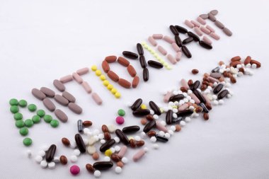 Hap ilaç kapsül word antioksidan izole beyaz arka plan kopya alanı ile yazılan metin resim yazısı ilham tıbbi bakım kavramı yazma el