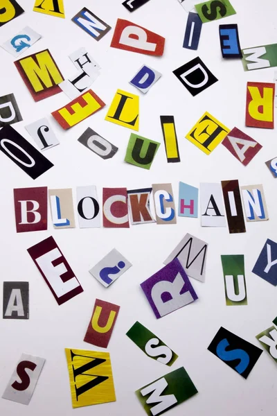 Ein Wortschreibtext, der das Konzept der Blockchain aus verschiedenen Zeitschriftenbriefen für Business Cases auf weißem Hintergrund mit Kopierraum zeigt — Stockfoto