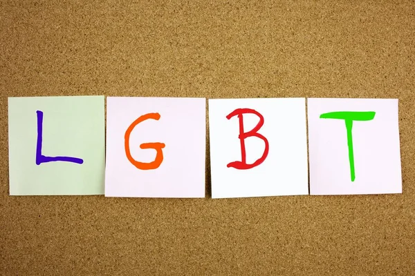 Een gele kleverige nota het schrijven bijschrift, inscriptie Lgtb lesbische, homoseksuele, biseksuele en transgender acroniem post in zwart ext op een kleverige nota vastgemaakt aan een prikbord kurk — Stockfoto