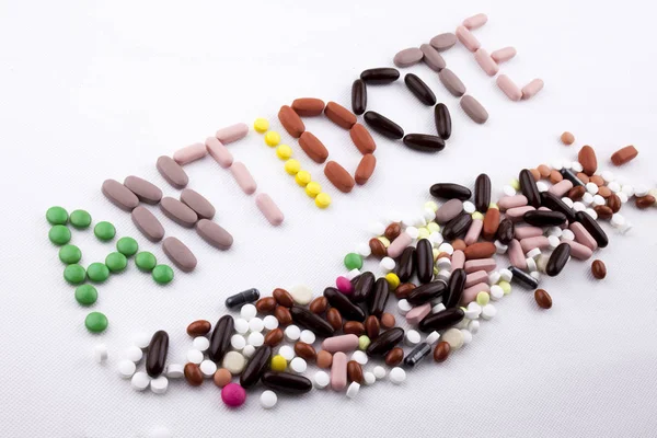 Hap ilaç kapsül word panzehir izole beyaz arka plan kopya alanı ile yazılan metin resim yazısı ilham tıbbi bakım kavramı yazma el