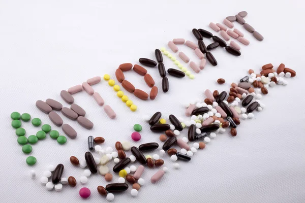 Hap ilaç kapsül word antioksidan izole beyaz arka plan kopya alanı ile yazılan metin resim yazısı ilham tıbbi bakım kavramı yazma el