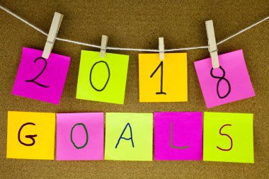 Sarı yapışkan not yazma, resim yazısı, yazıt gol için 2018 yıl sonrası için bir mantar hakları Kurulu tutturulmuş bir yapışkan not siyah ext içinde