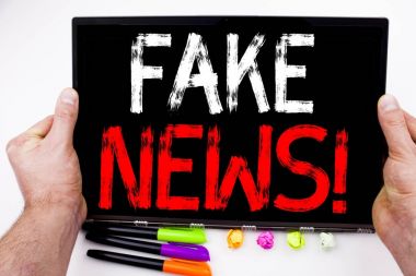 Sahte haber metin tablete, ofiste marker, kalem, ileti örneği ile yazılmış. İş kavramı kopya alanı ile Propaganda gazete haber sahte beyaz arka planı için