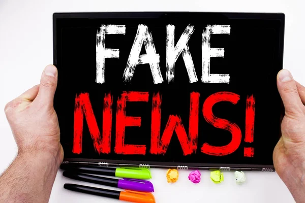 Fake News κείμενο γραμμένο σε tablet, υπολογιστή στο γραφείο με μαρκαδόρο, στυλό, χαρτικά. Επιχειρηματική ιδέα για προπαγάνδα εφημερίδα Fake News λευκό φόντο με αντίγραφο χώρου — Φωτογραφία Αρχείου