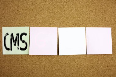Kavramsal el CMS iş kavramı kopya alanı renkli yapışkan not yakın çekim zemin üzerine Cms Www için gösterilen metin resim yazısı ilham yazma