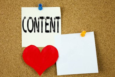 Kavramsal el içerik kavram başarı ve yapışkan not, hatırlatma mantar arka plan kopya alanı ile yazılı aşk iş için gösterilen metin resim yazısı ilham yazma