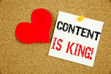 Kavramsal el iş pazarlama Online Medya ve yapışkan not, hatırlatma mantar arka plan kopya alanı ile yazılı aşk için içerik kralı olduğunu kavramı gösterilen metin resim yazısı ilham yazma