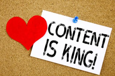 Kavramsal el iş pazarlama Online Medya ve yapışkan not, hatırlatma mantar arka plan kopya alanı ile yazılı aşk için içerik kralı olduğunu kavramı gösterilen metin resim yazısı ilham yazma