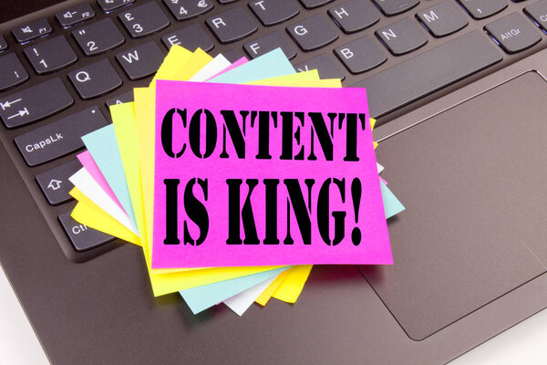 Написание Content Is King текста, сделанного крупным планом в офисе на клавиатуре ноутбука. Бизнес-концепция для Business Marketing Online Media на черном фоне с копировальным пространством

