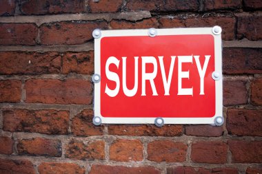 Anket kavramı görüş geribildirim araştırma kavramı eski duyuru yol işareti ile arka plan ve kopya alanı üzerinde yazılı anlam gösterilen metin resim yazısı ilham yazma el