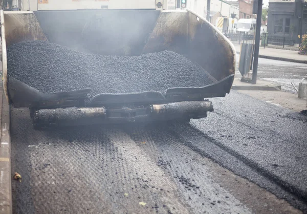 A roadworks on the street new asphalt with worker — Stock Photo, Image