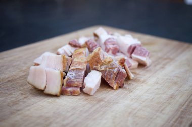 Ahşap doğrama tahtası üzerinde taze pastırma