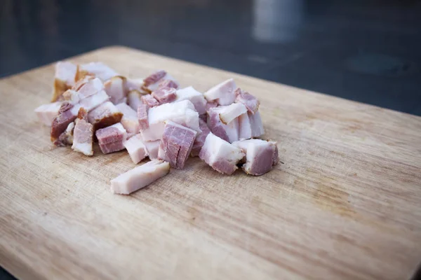 Daging segar di papan kayu cincang — Stok Foto