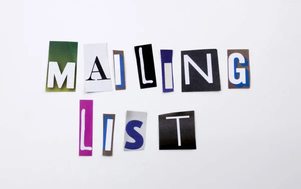 Μια λέξη σύνταξη κειμένου που δείχνει την έννοια της Mailing List κατασκευασμένα από διαφορετικό περιοδικό εφημερίδας επιστολή για Business case στο λευκό φόντο με αντίγραφο χώρου — Φωτογραφία Αρχείου
