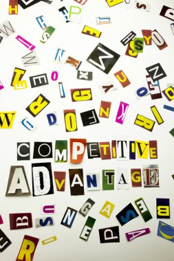 Rekabet avantajı kavramı gösterilen metin yazma bir kelime farklı dergi gazete mektup beyaz arka plan kopya alanı ile davaya iş için yapılmış