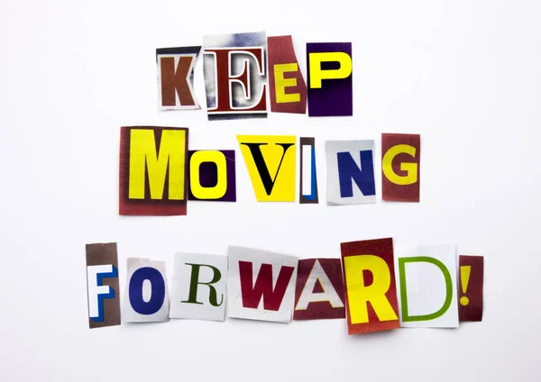 Un texto de escritura de palabras que muestra el concepto de Keep Moving Forward hecho de una carta de periódico de diferentes revistas para el caso Business en el fondo blanco con espacio para copiar — Foto de Stock