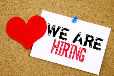 Yapışkan notu üzerinde beyaz tebeşir ile el yazısı iş fırsatları