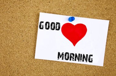 Günaydın aşk kavramını gösterilen metin yazma yapışkan not el yazısı harfler kavramı beyaz mantar arka plan kopya alanı ile sevdiğin için sözcük yaptı.