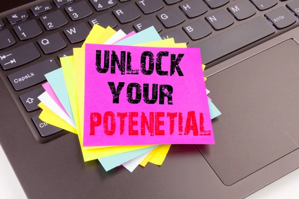 Unlock Your Potential, pisanie tekstu wykonane w zbliżeniu office na klawiaturze komputera przenośnego. Koncepcja biznesowa dla wzrostu na czarnym tle z miejsca kopii — Zdjęcie stockowe