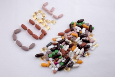 Kavramsal el ile hap ilaç kapsül word tedavi izole beyaz arka plan kopya alanı ile yazılı metin resim yazısı ilham tıbbi bakım sağlık kavramı yazma