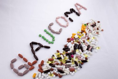 Kavramsal el ile hap ilaç kapsül word glokom izole beyaz arka plan kopya alanı ile yazılı metin resim yazısı ilham tıbbi bakım sağlık kavramı yazma