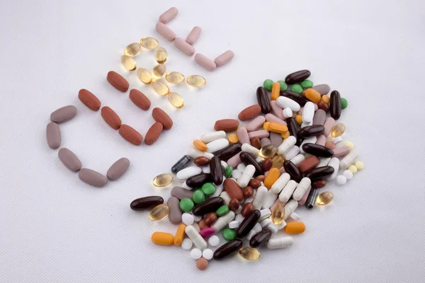 Kavramsal el ile hap ilaç kapsül word tedavi izole beyaz arka plan kopya alanı ile yazılı metin resim yazısı ilham tıbbi bakım sağlık kavramı yazma