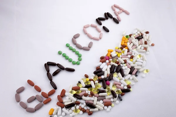 Kavramsal el ile hap ilaç kapsül word glokom izole beyaz arka plan kopya alanı ile yazılı metin resim yazısı ilham tıbbi bakım sağlık kavramı yazma