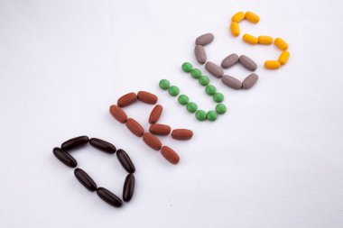 Kavramsal el yazma metin resim yazısı ilham tıbbi bakım sağlık kavramı kopya alanı beyaz izole zemin üzerine hap ilaç kapsül word uyuşturucu ile yazılı