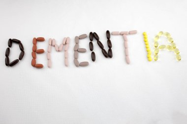 Kavramsal el yazma metin resim yazısı ilham tıbbi bakım sağlık kavramı kopya alanı beyaz izole zemin üzerine hap ilaç kapsül word demans ile yazılı