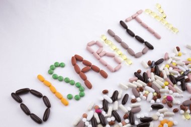 Kavramsal el yazma metin resim yazısı ilham tıbbi bakım sağlık kavramı kopya alanı beyaz izole zemin üzerine hap ilaç kapsül word sakatlık ile yazılı