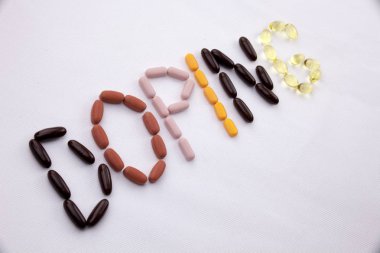 Kavramsal el yazma metin resim yazısı ilham tıbbi bakım sağlık kavramı kopya alanı ile beyaz izole arka planda doping hapları ilaç kapsül word ile yazılı