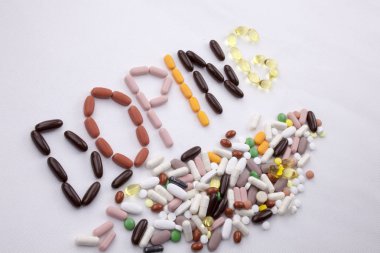 Kavramsal el yazma metin resim yazısı ilham tıbbi bakım sağlık kavramı kopya alanı ile beyaz izole arka planda doping hapları ilaç kapsül word ile yazılı