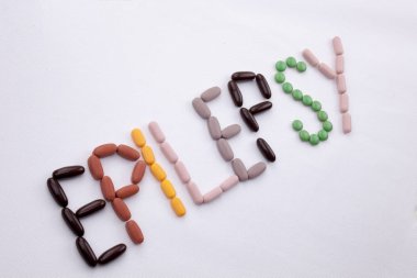 Kavramsal el yazma metin resim yazısı ilham tıbbi bakım sağlık kavramı kopya alanı beyaz izole zemin üzerine hap ilaç kapsül word epilepsi ile yazılı